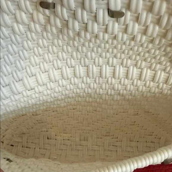 BNWT Maria Victoria Mono White Carlota Plastic Woven Straw Wristlet Clutch - Picture 9 of 10